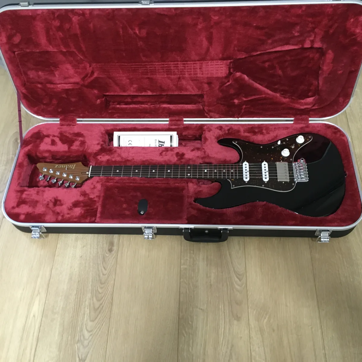 Ibanez AZ2204 Elektrická gitara