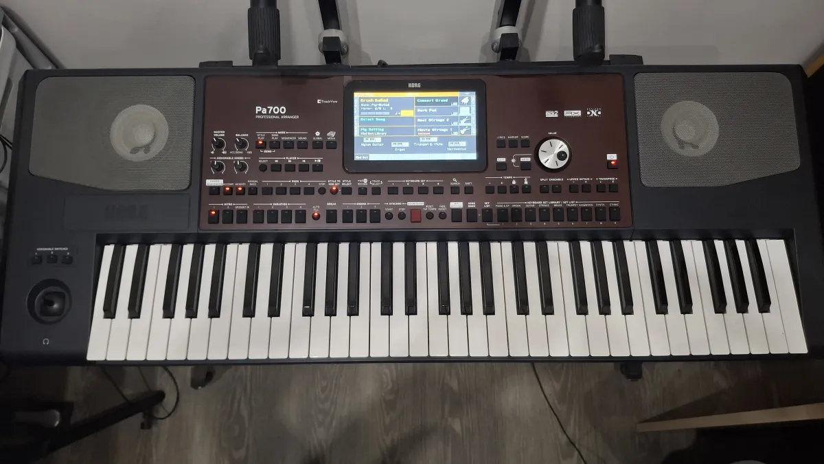 Korg PA 700 Synthesizer