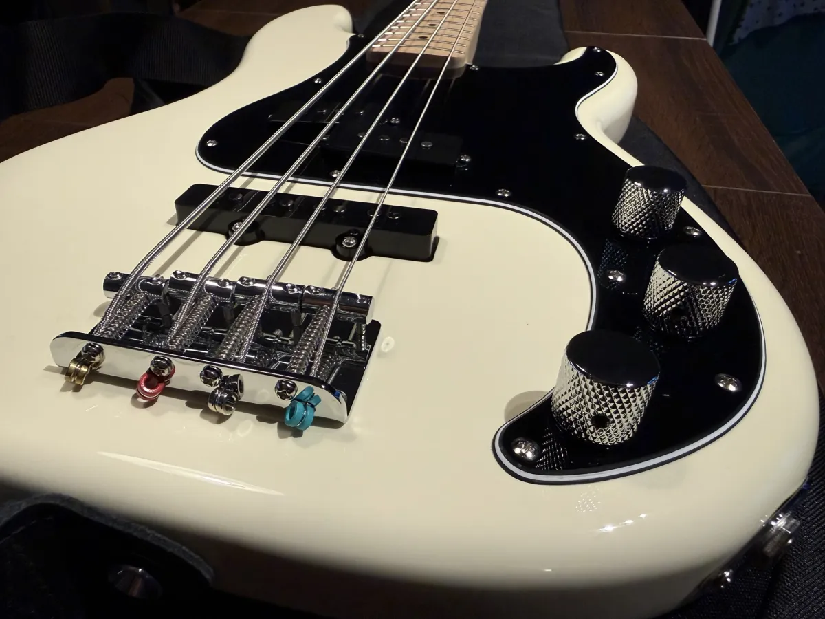 Squier Affinity Precision Bass PJ OLW Bass Gitarre