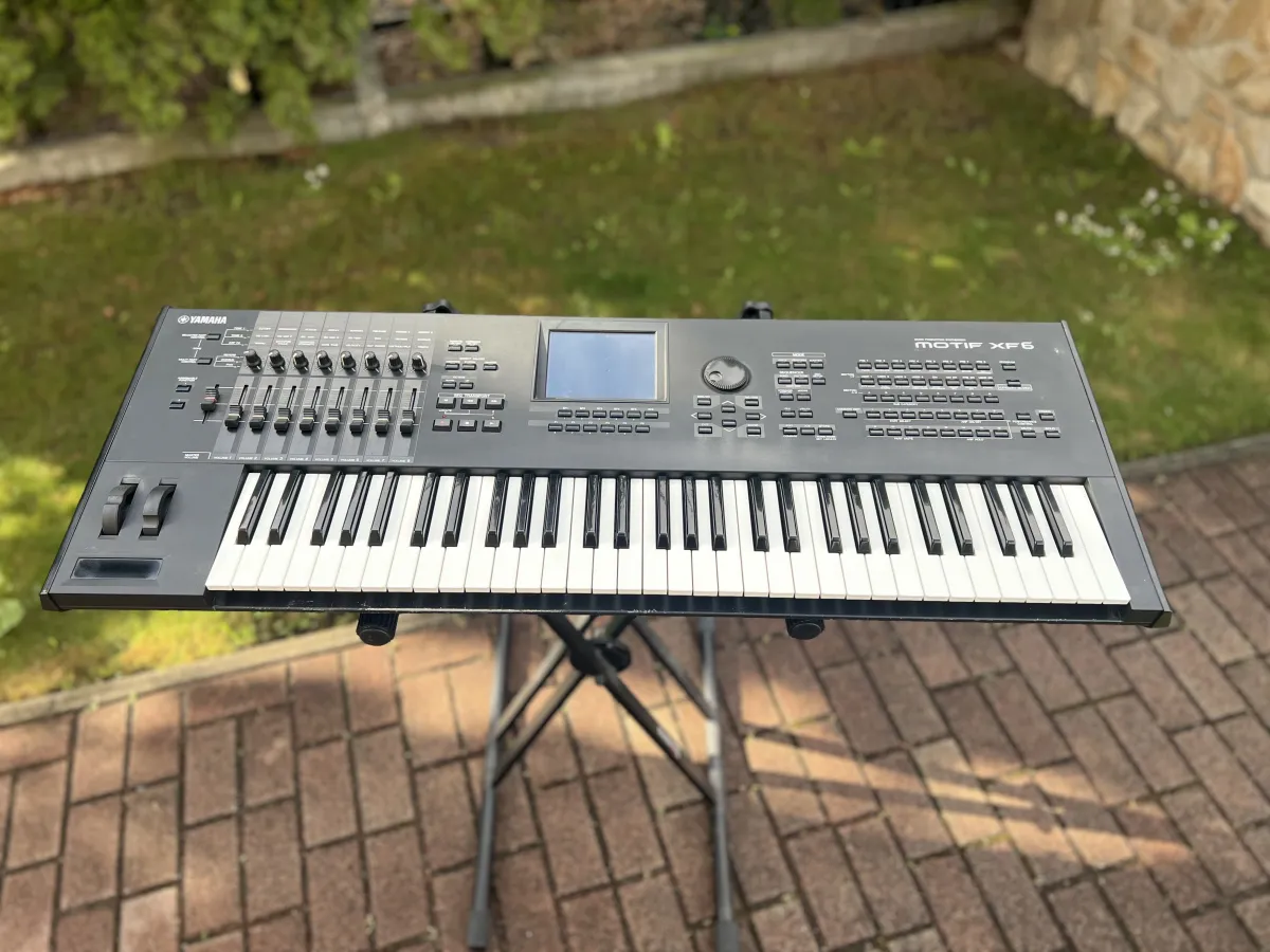 YAMAHA MOTIF XF6 + 2GB Flash Ram Sintetizador