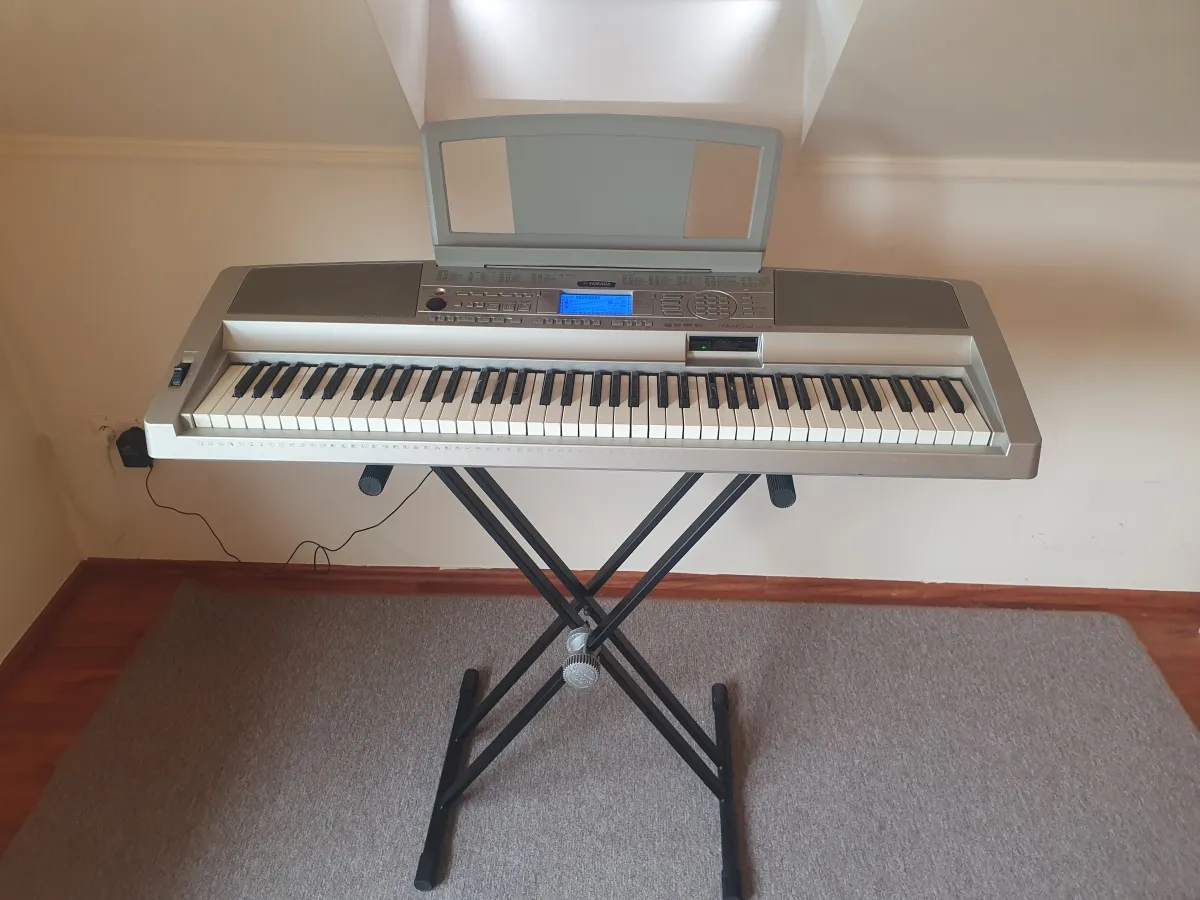 YAMAHA Portable Grand DGX-300 Szintetizátor
