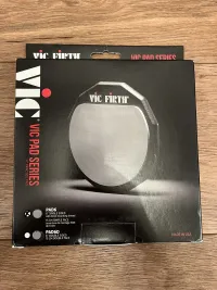 VIC FIRTH Pad 6 Dob pad - Omega [Tegnap, 11:59]