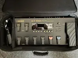 BOSS GT 100 V2  hordtáskával Multieffekt