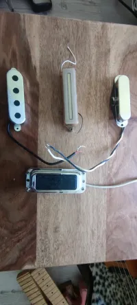 - Rickenbacker HB1, TriSonic, Gibson G3, Retrovibe Bass Pickup - B0e [Today, 5:53 pm]