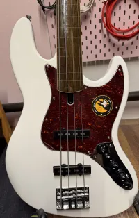 Sire V7 Bajo fretless [July 1, 2026, 11:31 am]