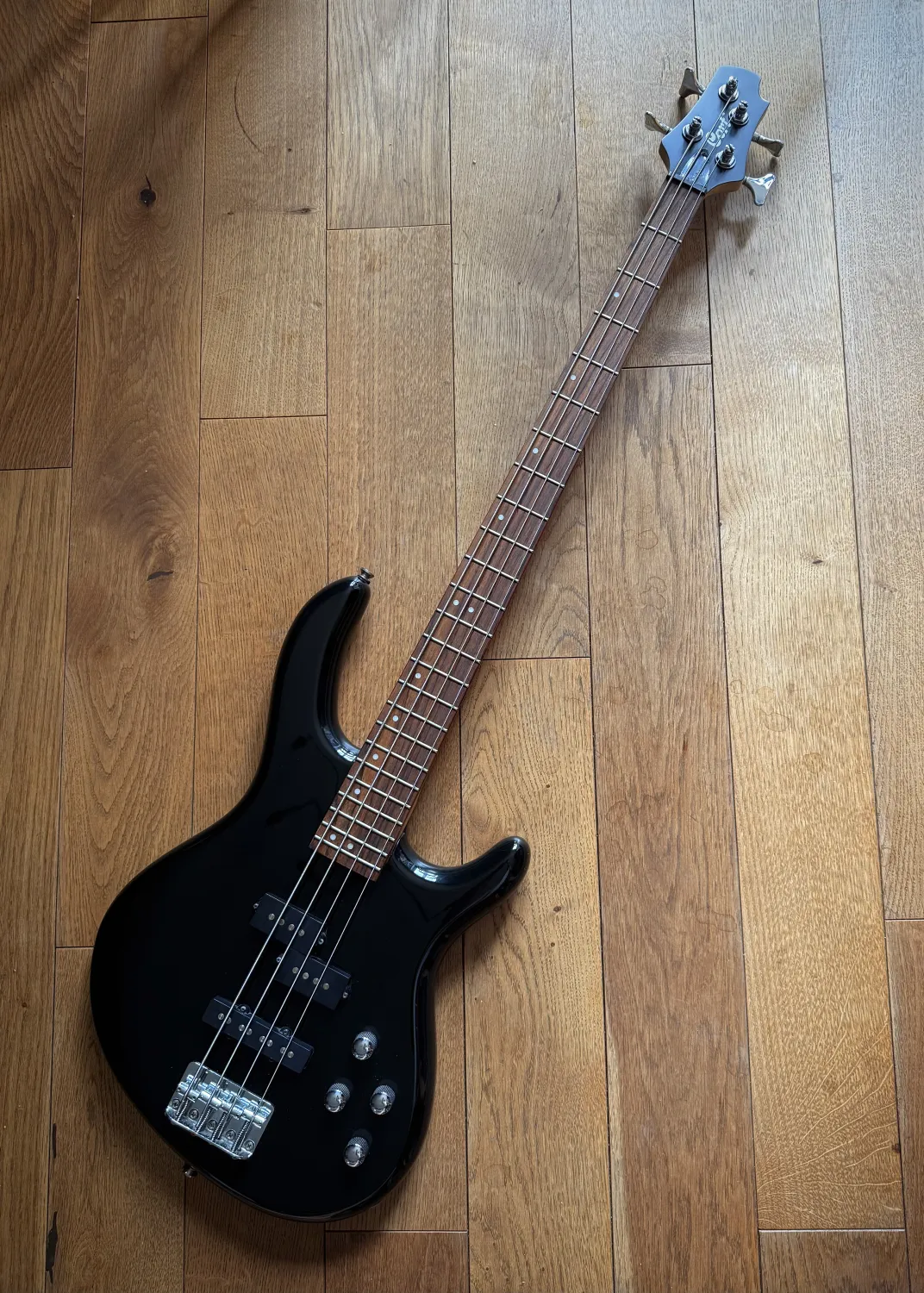 Cort Action Bass AKTÍV Basgitara