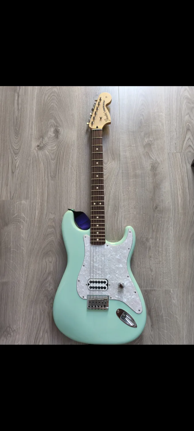 Fender Tom Delonge Signature Stratocaster E-Gitarre