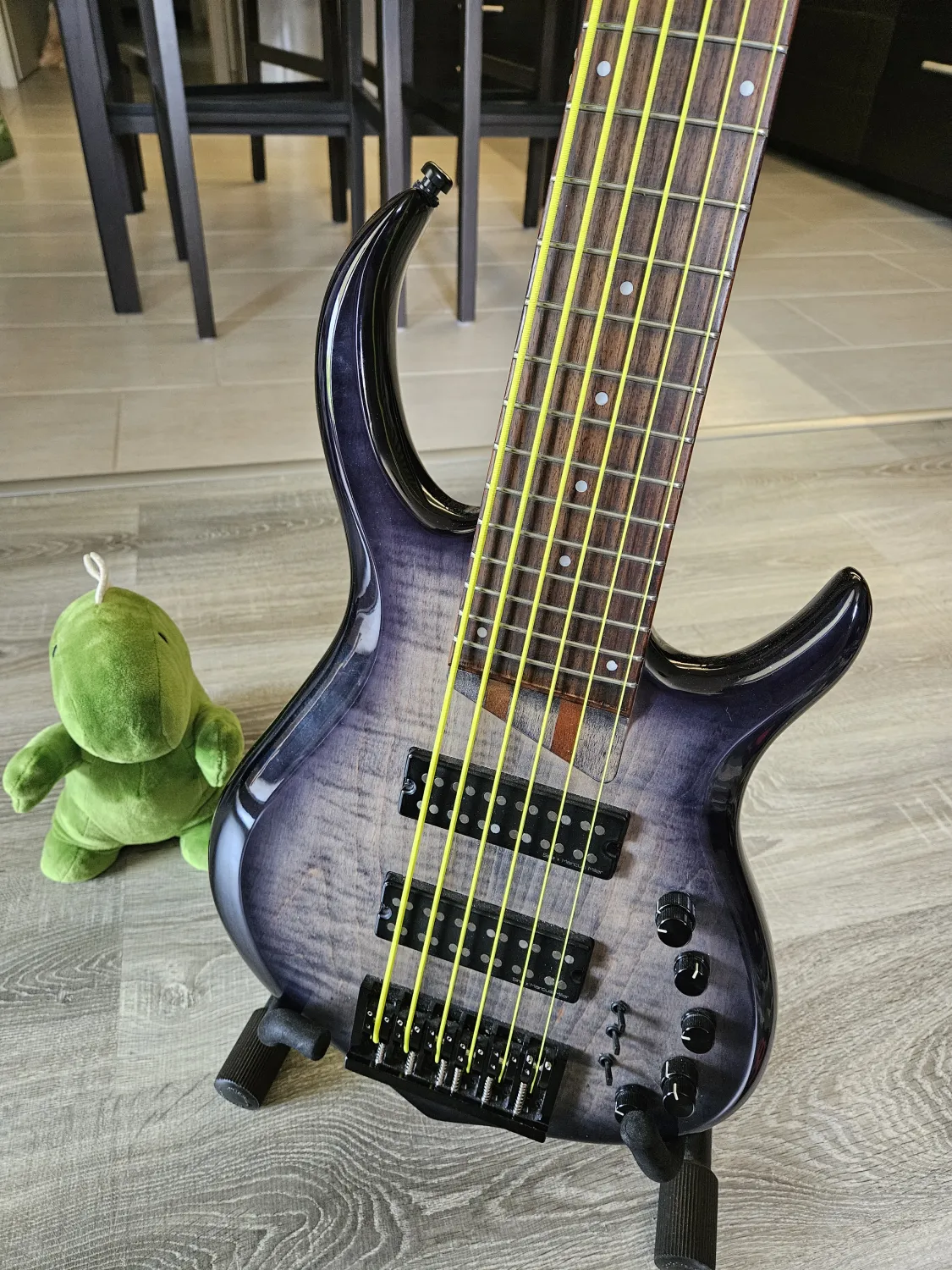 Sire M7-6 Bajo de 6 cuerdas