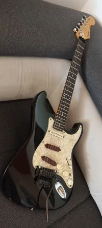 Eladó egy Fender Japan Stratocaster E-szériás gitár az 1980-as évekből. Az eredeti vintage tremoló helyett eredeti Floyd Rose rendszer került bele. A hídnál és középen split-bar pickupok találhatók. A gitár [...]