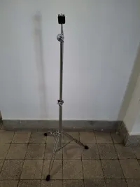 - Masszív, egyenes