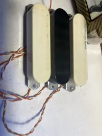 Lace sensor hangszedő garnitúra, eladó lett, mivel elvitték alóla a gitárt! Az igazi története, a középső hszedő, design miatt kapott fekete borítást, de olyan nehéz volt az átalakítás, h a [...]