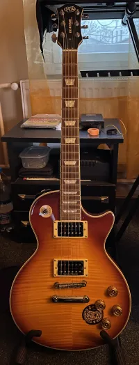 Jó állapotú, tuningolt gitár, sportos nyakkal.A tuning: Seymour Duncan szett, és Treble Bleed elektronika.Elektromos dobra, vagy basszgitárra cserélem. > [...]