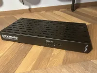 Eladó egy újszerű állapotú WARWICK ROCKBOARD Cinque 5.3 pedálboard és egy csomó kiegészítő (extra) hozzáKb. 15-25 effektpedálhoz alkalmas. A pedálok vagy tépőzárral (velcro szalag) vagy a Warwick által gyártott, a [...]