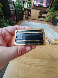 Eladó egy Cecca Guitars Blade Runner boutique humbucker hangszedő hídi pozícióhoz, különleges arany-fekete kivitelben.A Cecca hangszedői boutique műhelyben, rendelésre, kézzel tekercselve készülnek. A gyártási idő körülbelül 8 hét, így nem [...]