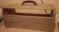 ENGL csöves projektből, ami végül nem valósult meg eladó.Profin elkészített fenyő ENGL Tune Classic Line fejláda belső méretei:Hosszúság - 530 mmMagasság - 205 mmMélysége - 215 mmFutárral megoldható súlya nem [...]