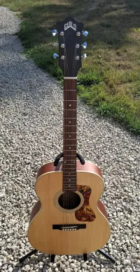 Guild OM-240E Guitarra electroacústica