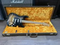 Fender 50th Anniversary American Deluxe Stratocaster Elektromos gitár - Omega [Ma, 07:49]