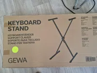 Több fajta, teljesen új billentyűs, szintetizátor állvány, nem csak GEWA, mindegyiknek 2000 Ft darabja. [...]