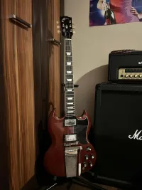 Eladó a képeken látható 2021-es Gibson SG Standard Maestro tremolo-val. A hangszeren nem nagyon találhatóak sérülések, a hátluján lévő hajszál karcokat és a minimális övcsatnyomokat igyekeztem megmutatni. A szériából ez [...]