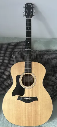 Eladó Taylor 114LE LH balkezes elektroakusztikus gitár.Igazi kuriózum: Grand Auditorium forma, sitka fenyő fedlap, sapele hát- és oldallap, sapele nyak, ében fogólap és húrláb, Taylor ES-T elektronika, 3 sávos EQ, [...]