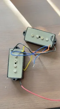 - Precision bass Pickup