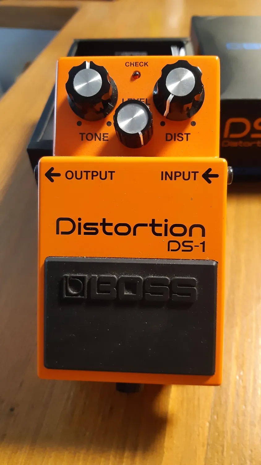 BOSS DS-1 Distortion Pedál