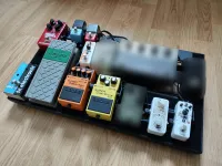 - Komplett pedalboard Boss , TC, Joyo, Marshall Korg Pedálsor