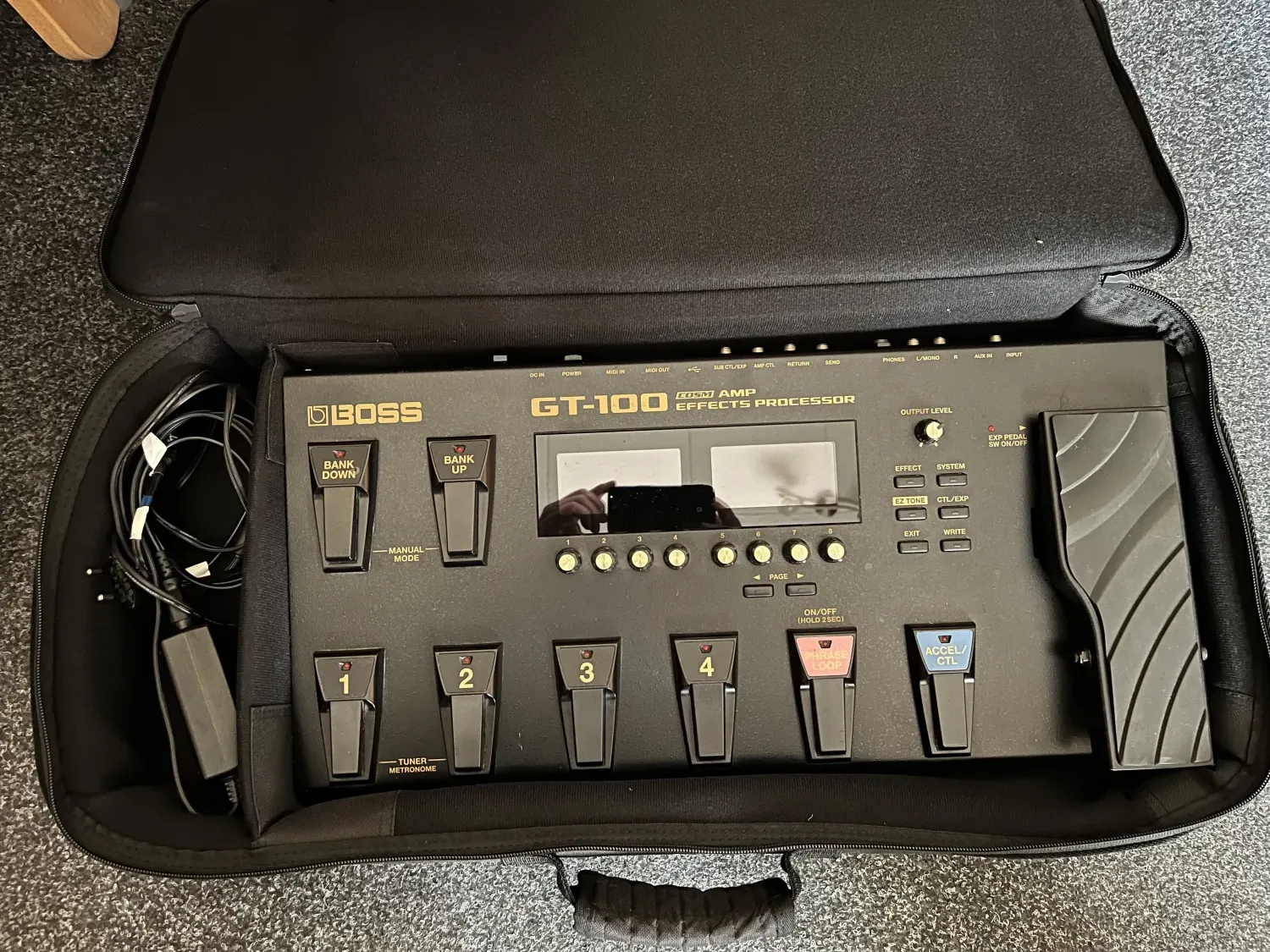 BOSS GT 100 V2  hordtáskával Multieffekt