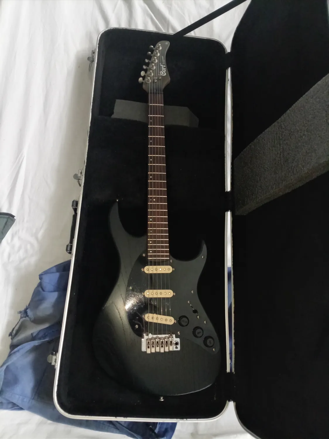 Cort G260 Stratocaster fekete Elektrická gitara
