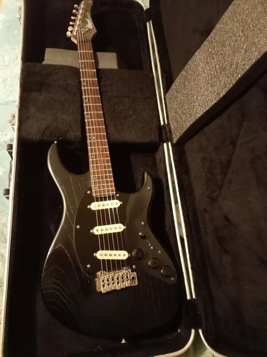 Cort G260   Strato kíváló áll. kemény tokkal együtt E-Gitarre