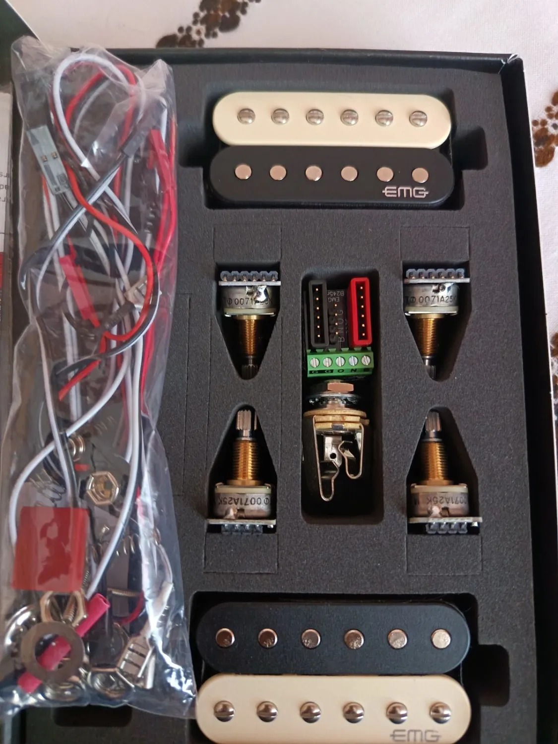 EMG Super 77 F-Spaced Zebra Set Hangszedő szett