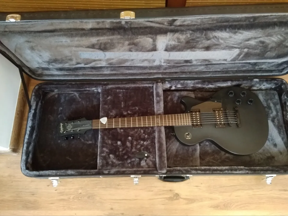 Epiphone Goth Les Paul Electric guitar