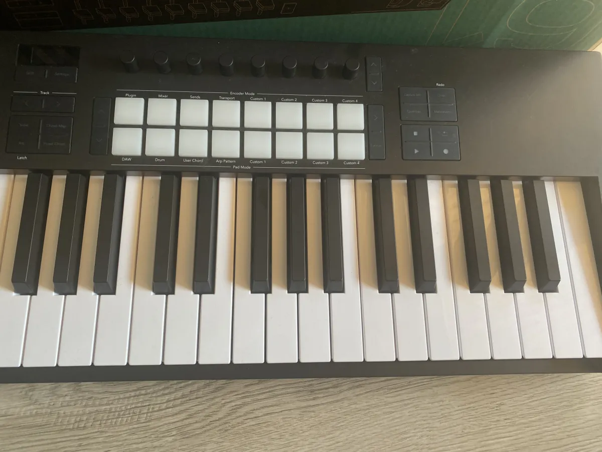 NOVATION Launchkey 61 MK4 Teclado MIDI
