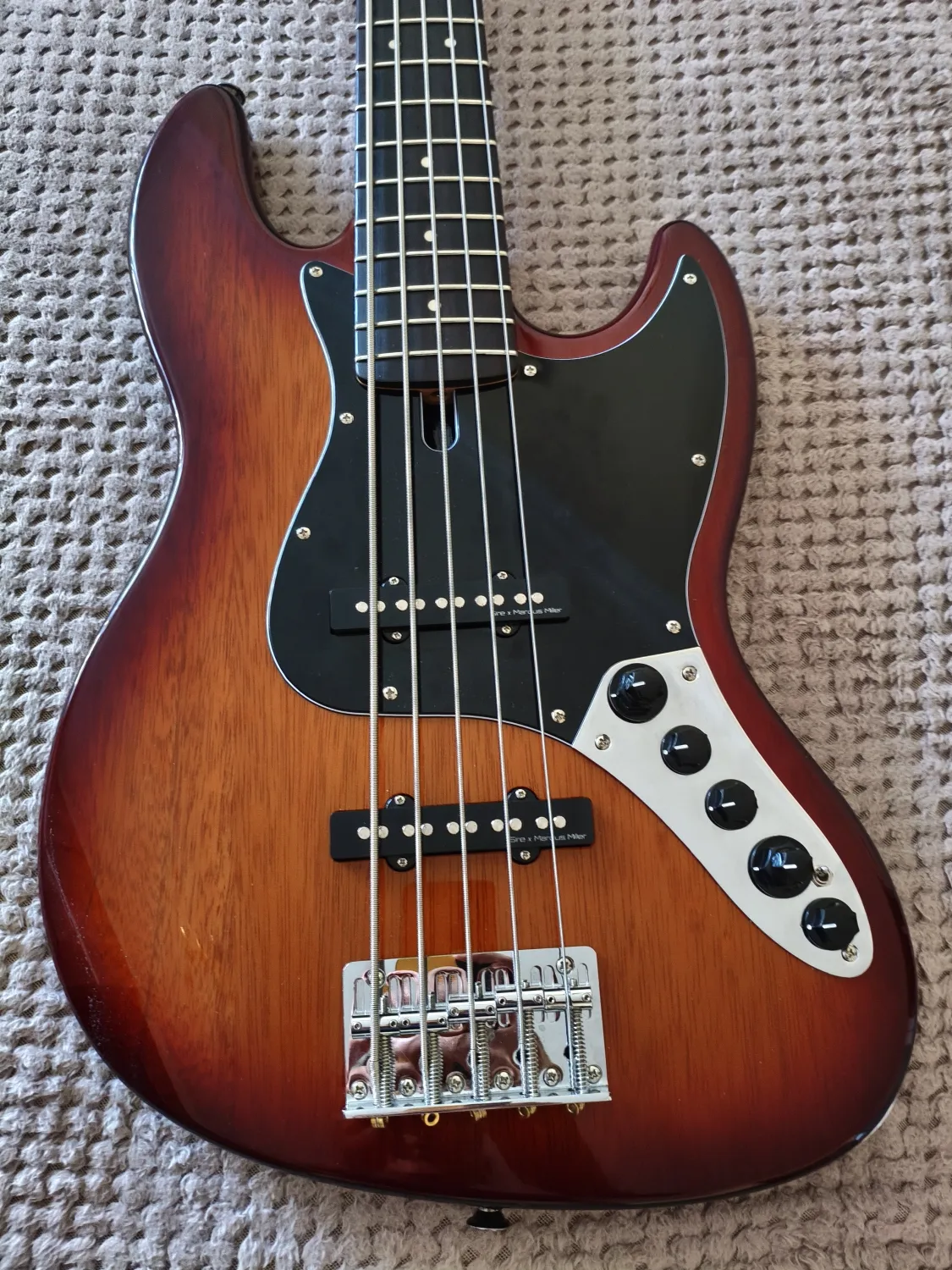 Sire Marcus Miller v3 Basgitara