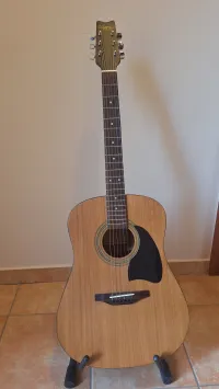 Anyagi okok miatt eladó egy 1996-os gyártású, beérett hangú, szobában gyakorlásra és felvételekre használt hathúros western gitár, új húrokkal, és egy enyhén viseltes fekete puhatokkal. A gitár fején vagy kis [...]