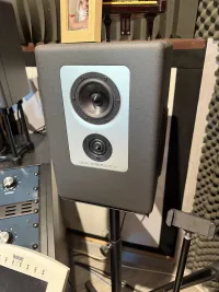1981 Inventions Barefoot footprint01 gen1 Aktív monitor