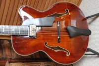 Eladó újszerű Eastman AR503CE 16 inch széles jazz gitárom. A gitár teteje kézzel faragott tömör fenyő, háta és oldala laminált lángolt juharfából, a nyak 3 darab juharfából készült, ébenfa fogólappal. [...]