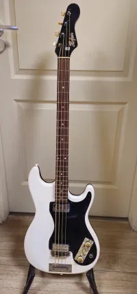 Gyűjtők figyelem!Eladó egy eredeti, 1960-as években (Nyugat-Németország) gyártott Höfner Model 185 elektromos basszusgitár.​Ritka, gyári kéttónusú (elöl fehér, hátul fekete) műbőr/vinil borítású test.​Az elektronika azonos a Violin bass,Beatles bassgitár elektronikájával.​Az egyik [...]
