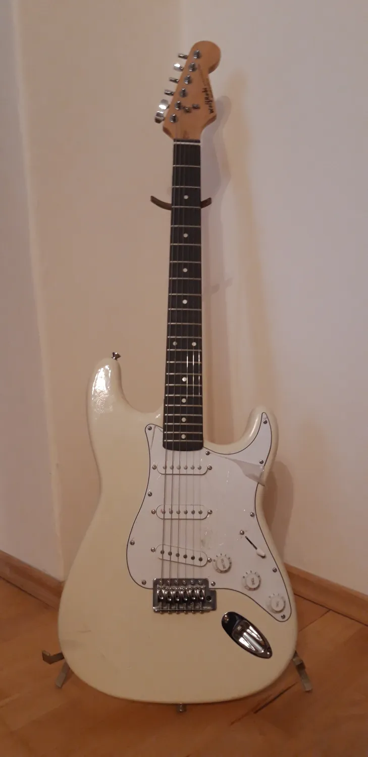 - Stratocaster E-Gitarre