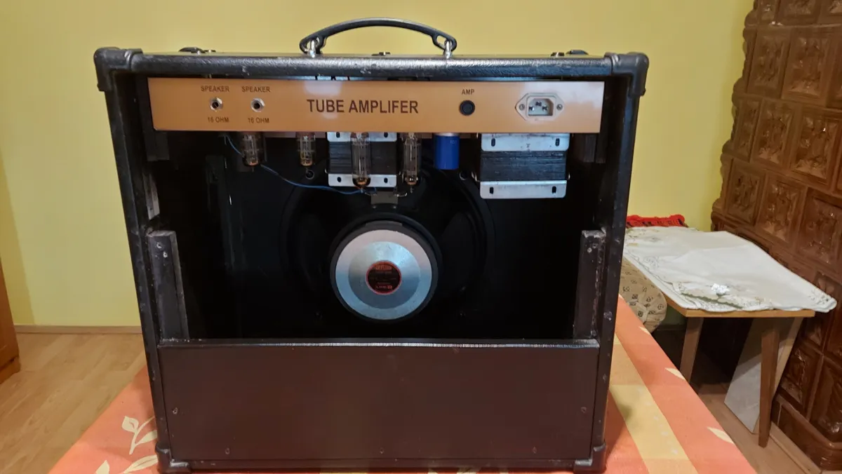 Egyedi készítésű AX 20 csöves Combo de guitarra