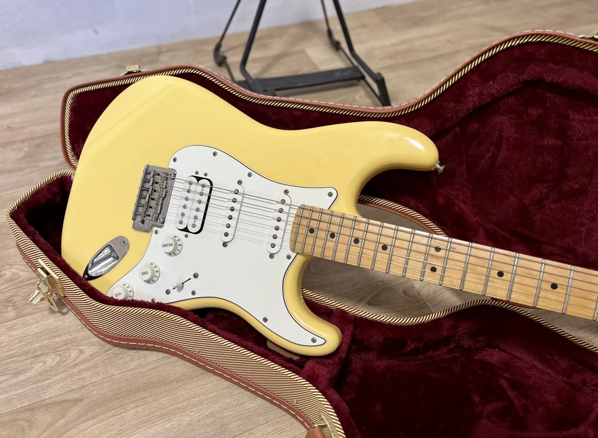 Fender Player Stratocaster HSS MN Buttercream - 2021 E-Gitarre
