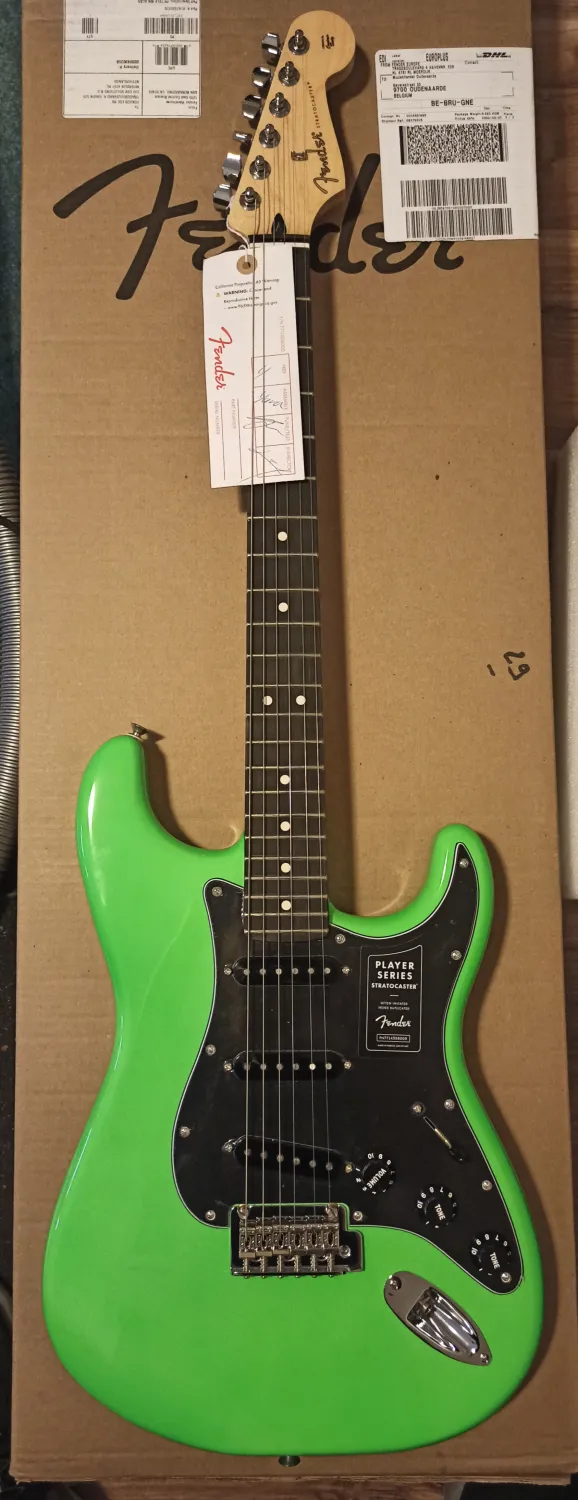 Fender Limited Edition Player Stratocaster Neon green Elektromos gitár