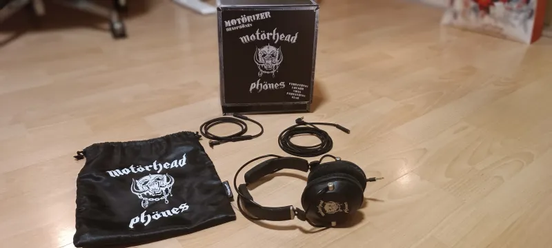 - MotörheadPhönes Motörizer Headphones