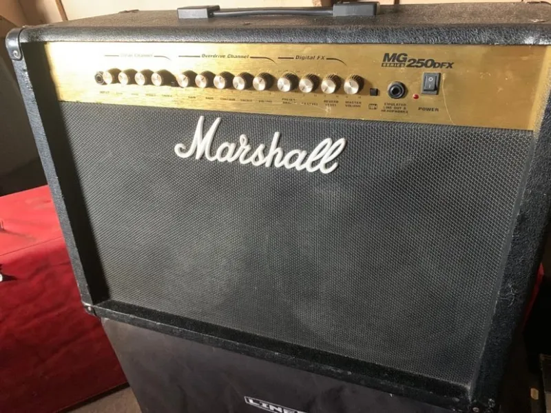 Marshall MG250DFX 100W sztereó gitárkombó digit effektekkel Gitárkombó