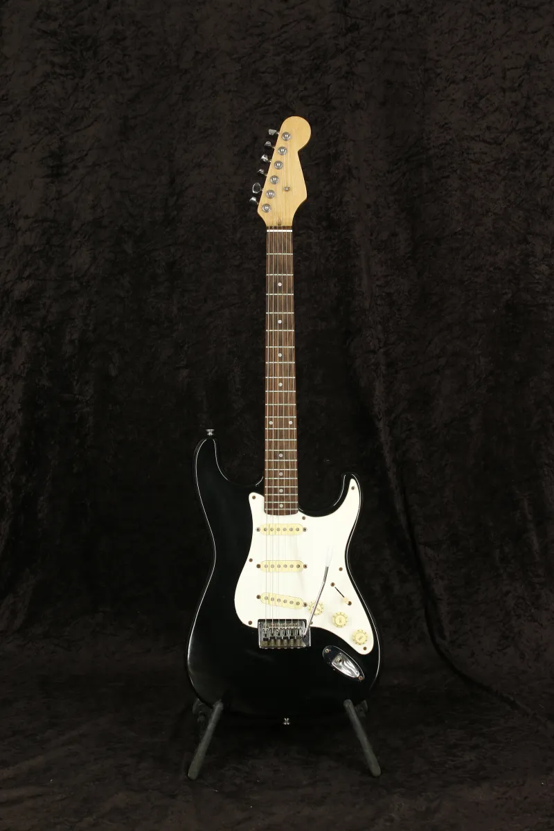 - Stratocaster Elektromos gitár