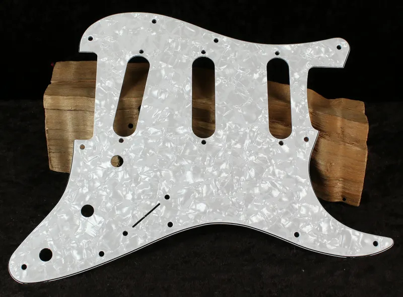 Fender 11 lyukas fehér gyöngyház koptató Strat Koptató