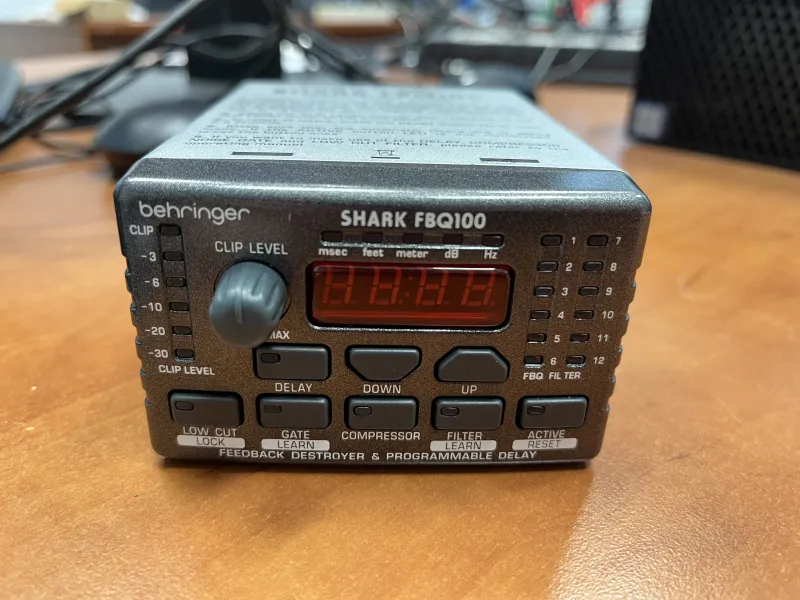 Behringer Shark FBQ100 Gerjedés gátló