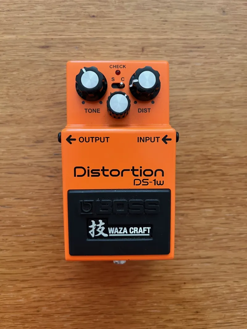 BOSS DS-1W Distortion Pedál