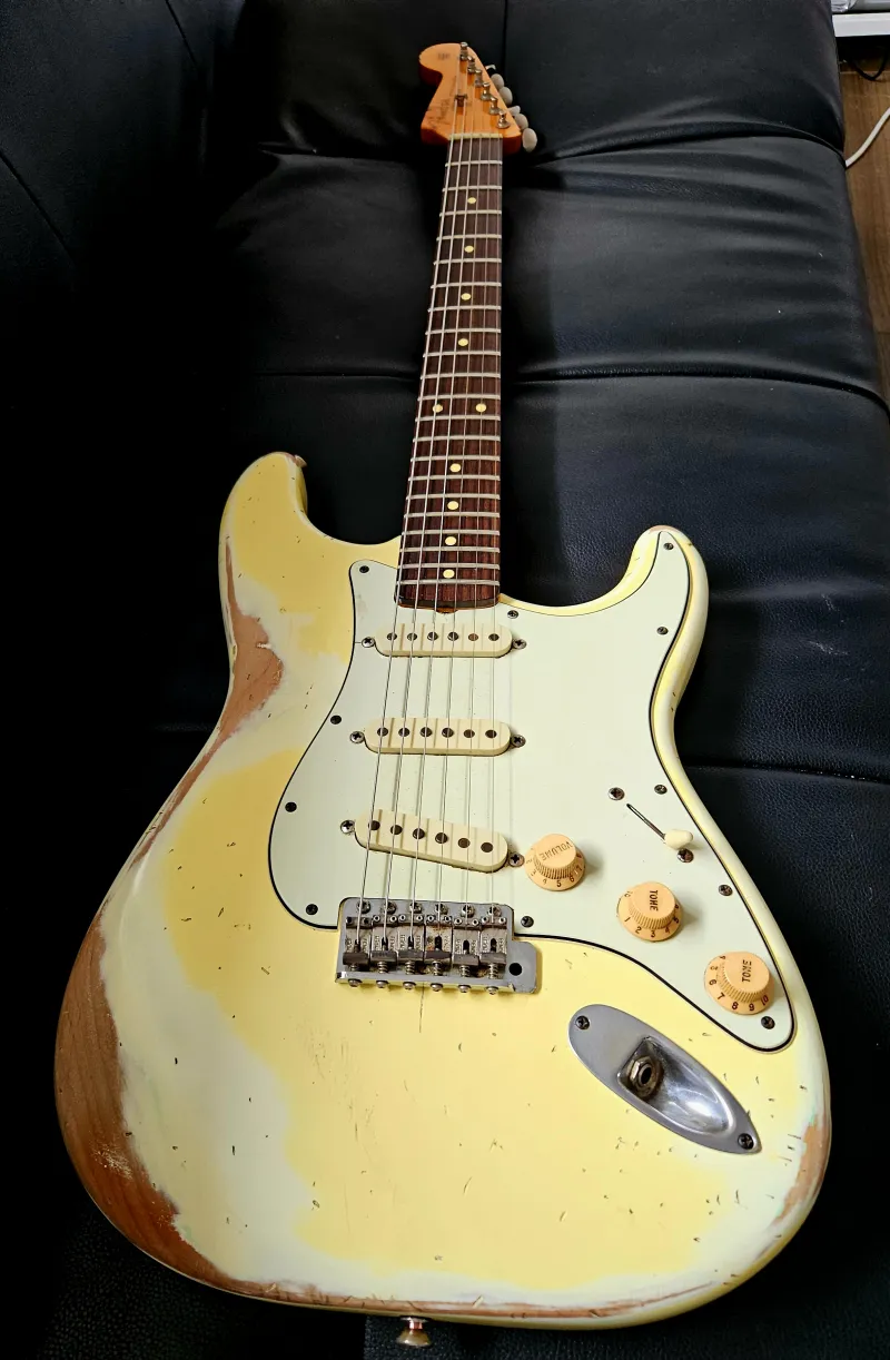 Fender Avri 62 stratocaster Elektromos gitár