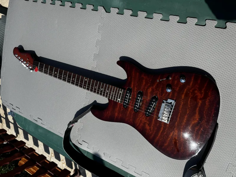 Fender SHOWMASTER QUILT BUBINGA TOP SSS Elektromos gitár